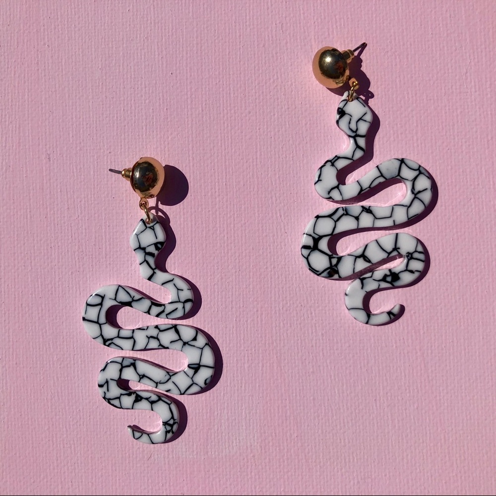 Isla marble acrylic snake earrings